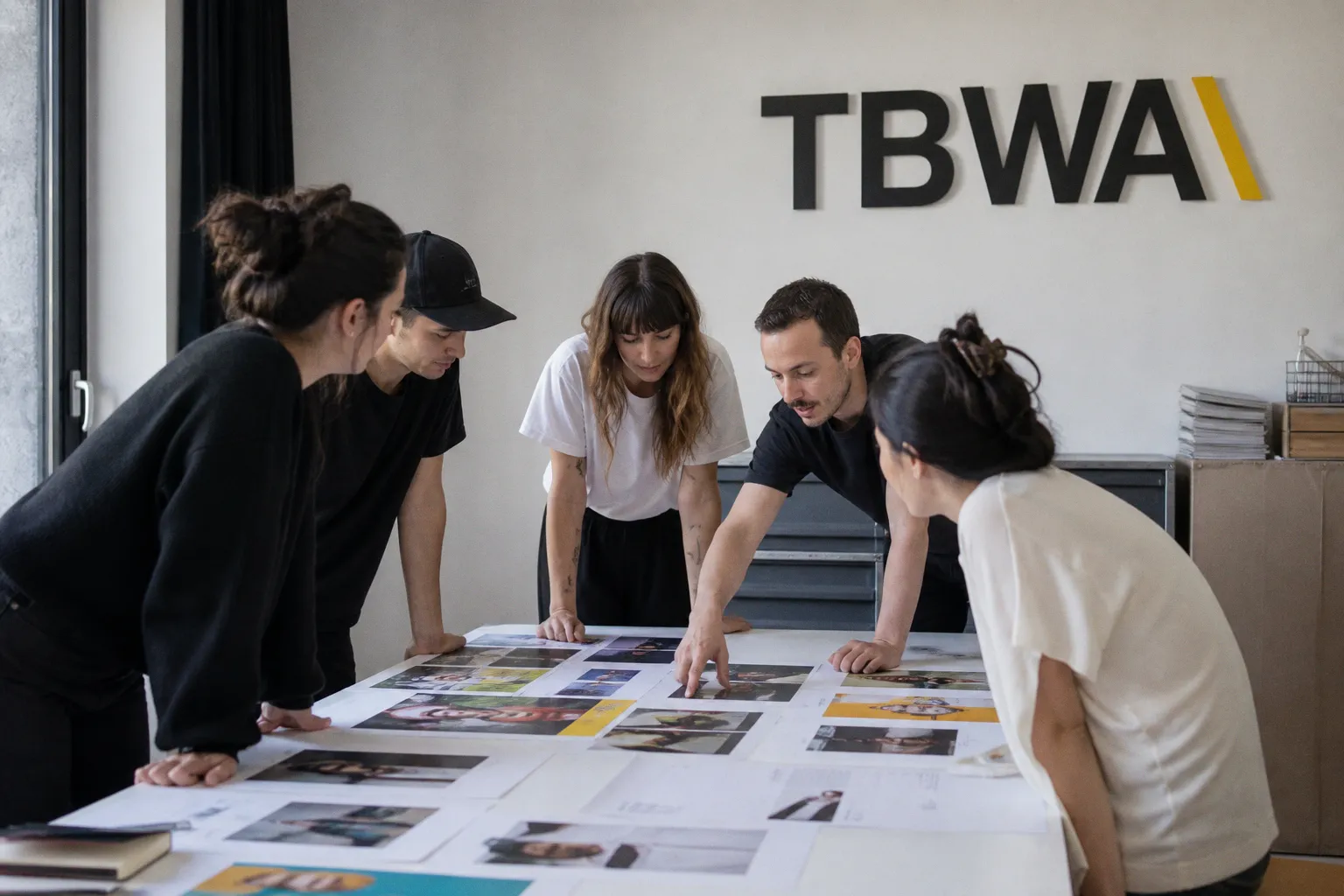 TBWA\ revoit son identité visuelle pour remettre l'humain au cœur de son design